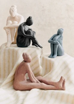 Hot Sezane Skulptur Guénolée Courcoux – Frau Mit Gestreckten Beinen, Großes Modell