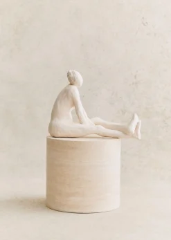 Hot Sezane Skulptur Guénolée Courcoux – Frau Mit Gestreckten Beinen, Großes Modell