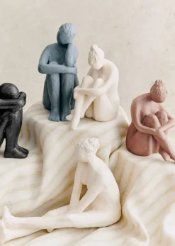 Hot Sezane Skulptur Guénolée Courcoux – Frau Mit Gestreckten Beinen, Großes Modell