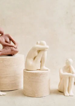 Sezane Skulptur Guénolée Courcoux - Sitzende Frau Großes Modell