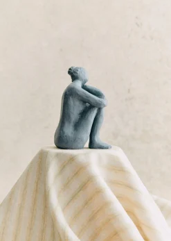 Outlet Sezane Skulptur Guénolée Courcoux - In Gedanken Versunkene Frau - Kleines Modell